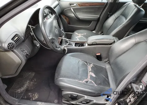 2004 Mercedes-Benz C 240 из США, поврежденный, VIN WDBRF61J54F551736